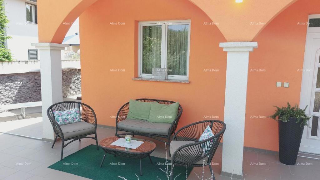 Casa con vista mozzafiato sulle montagne, terrazza, giardino, barbecue e parcheggio privato.