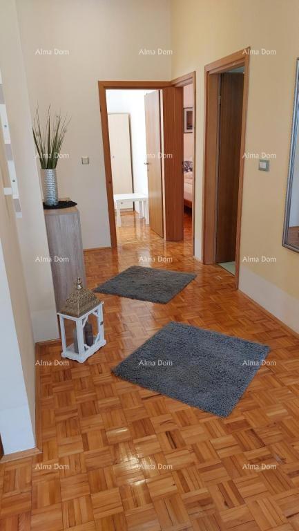 Casa con vista mozzafiato sulle montagne, terrazza, giardino, barbecue e parcheggio privato.