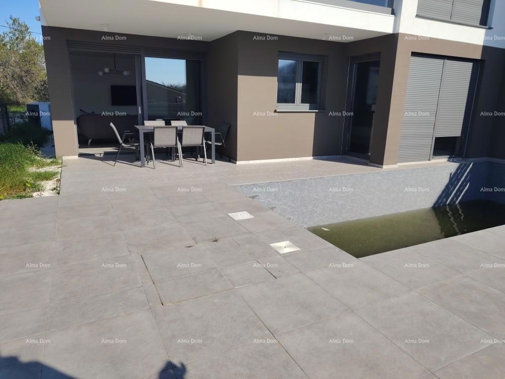 Eccellente appartamento trilocale con giardino e piscina, arredato