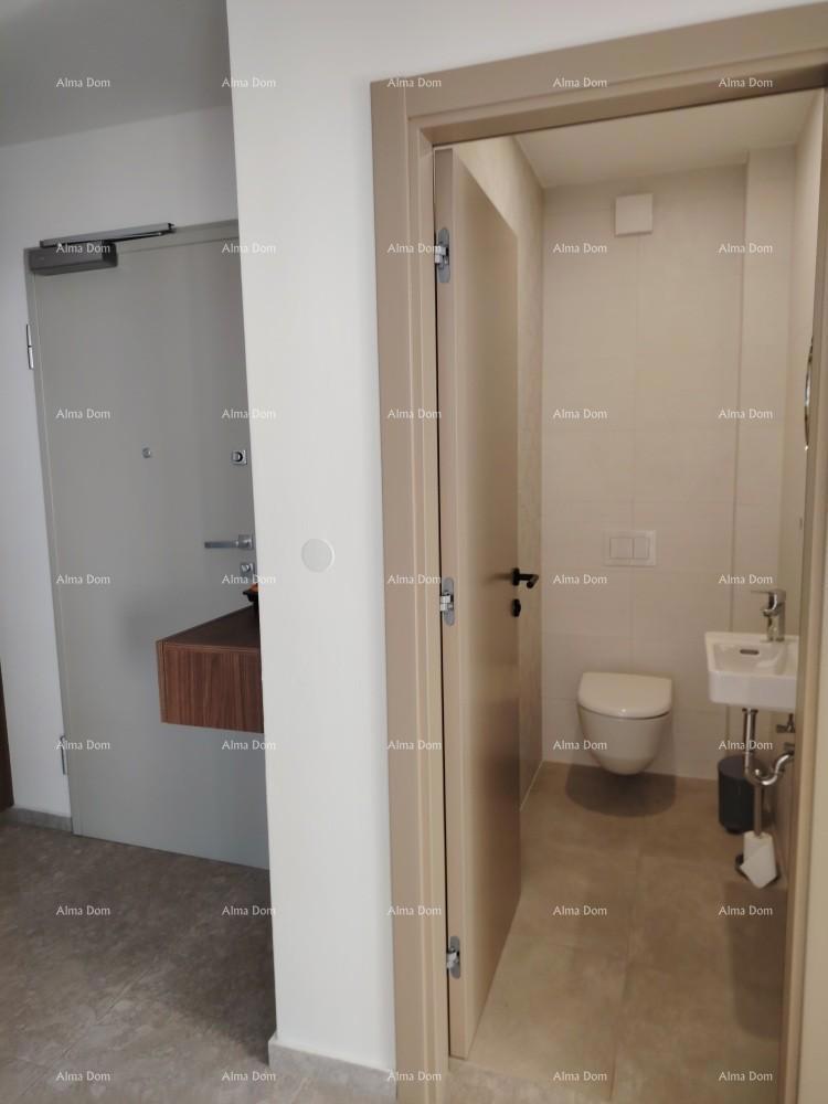 Eccellente appartamento trilocale con giardino e piscina, arredato