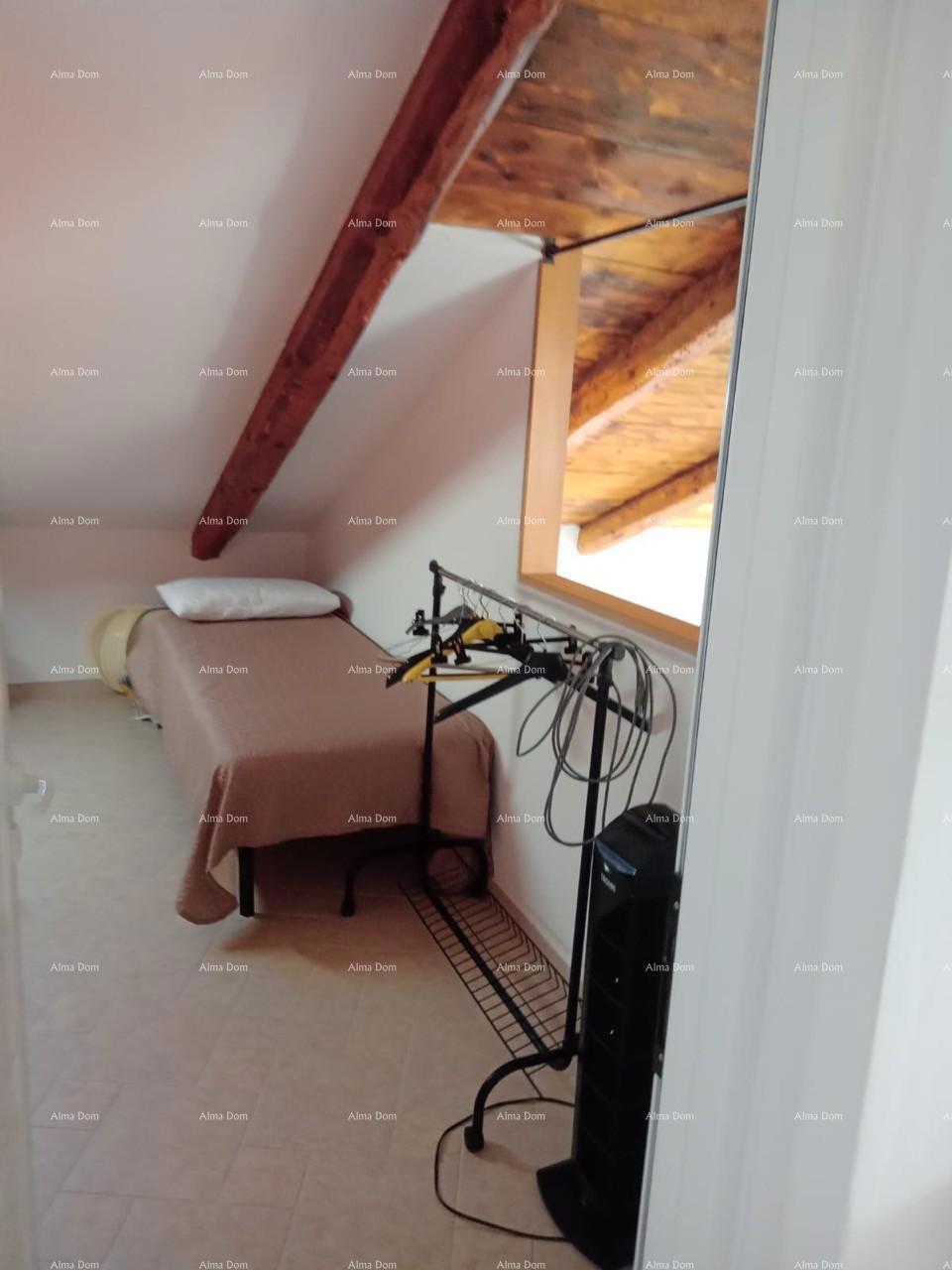 Vicino alla città di Umago. Vendesi duplex casa, 123,65 m² sulla riva del mare, a 10 metri dal mare.