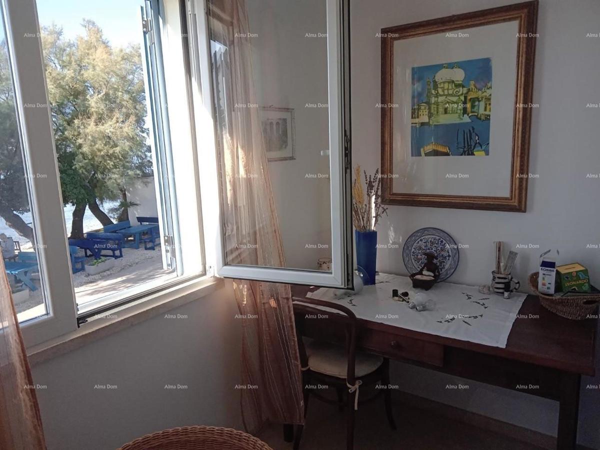 Vicino alla città di Umago. Vendesi duplex casa, 123,65 m² sulla riva del mare, a 10 metri dal mare.