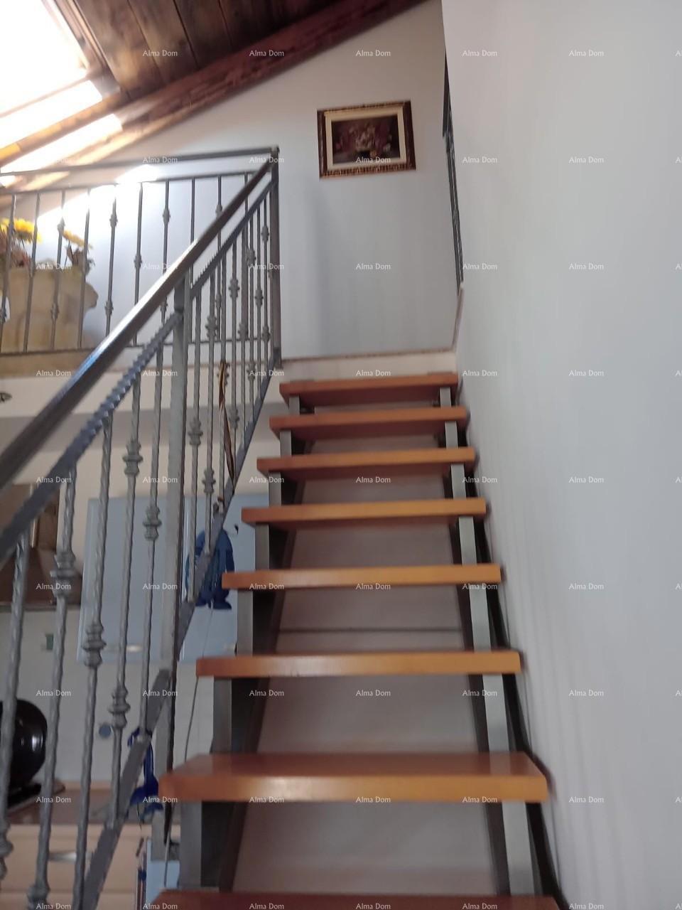 Vicino alla città di Umago. Vendesi duplex casa, 123,65 m² sulla riva del mare, a 10 metri dal mare.