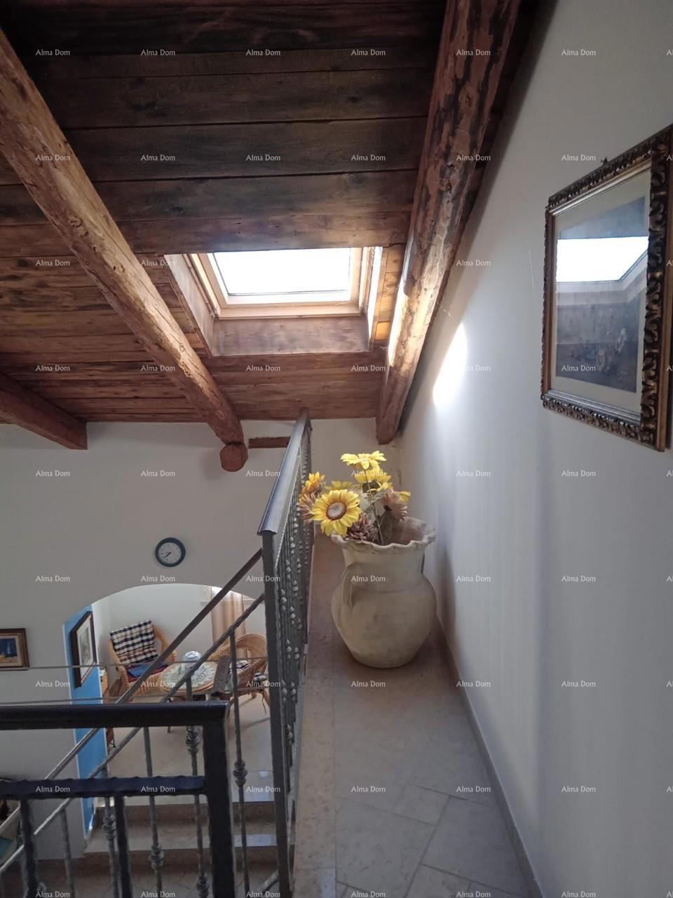 Vicino alla città di Umago. Vendesi duplex casa, 123,65 m² sulla riva del mare, a 10 metri dal mare.