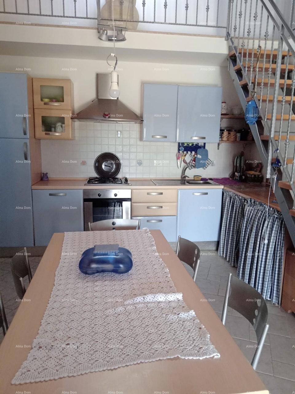 Vicino alla città di Umago. Vendesi duplex casa, 123,65 m² sulla riva del mare, a 10 metri dal mare.