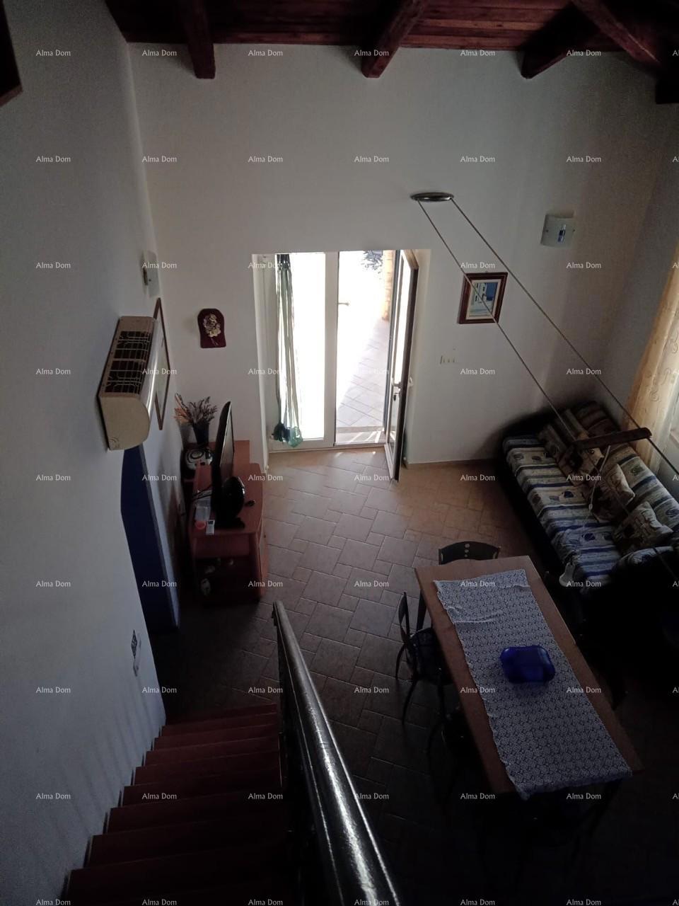 Vicino alla città di Umago. Vendesi duplex casa, 123,65 m² sulla riva del mare, a 10 metri dal mare.