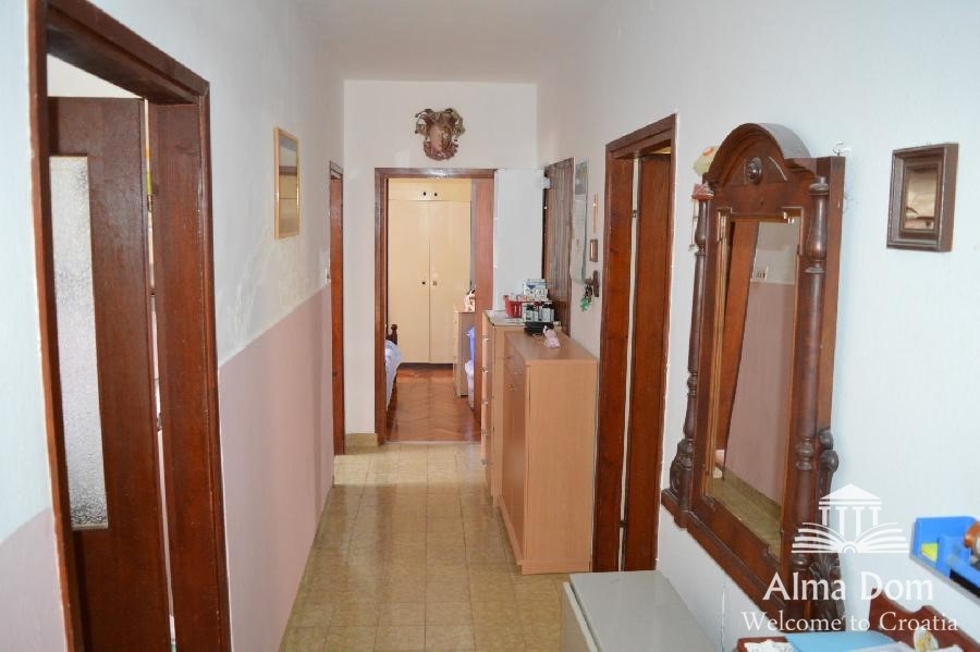 Casa con due appartamenti  con grande cortile.