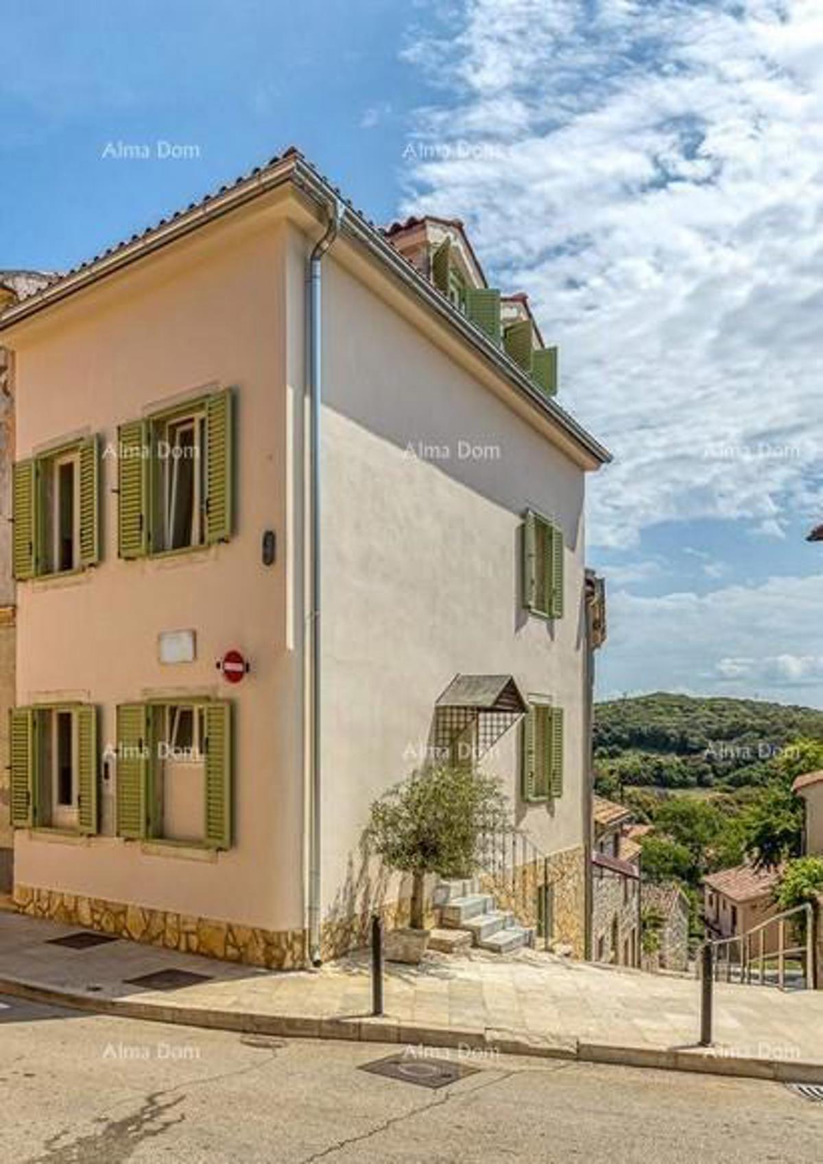 Vendesi una bella palazzina con tre appartamenti nel centro, Orsera!