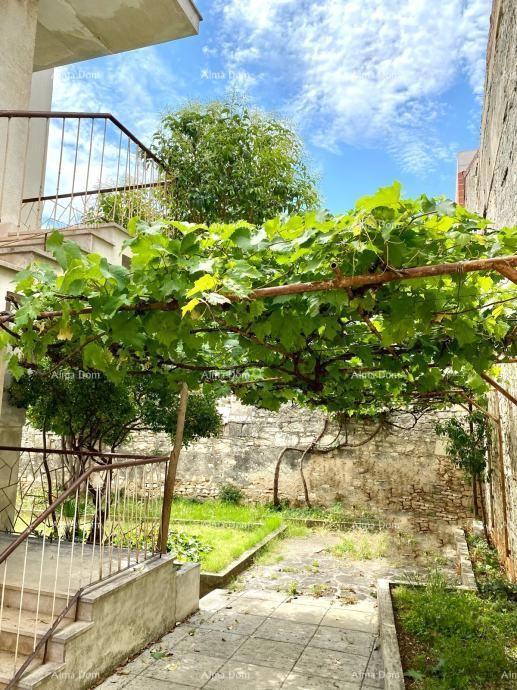 Pola! Metà della casa con garage e cortile al centro