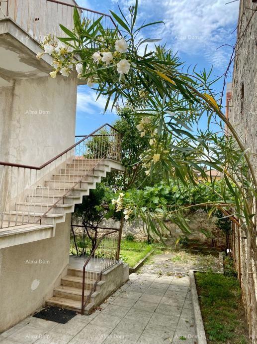 Pola! Metà della casa con garage e cortile al centro