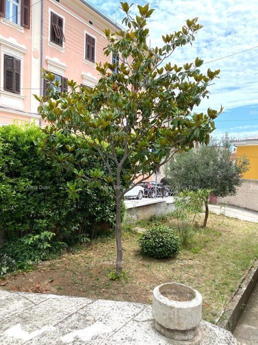 Pola! Metà della casa con garage e cortile al centro