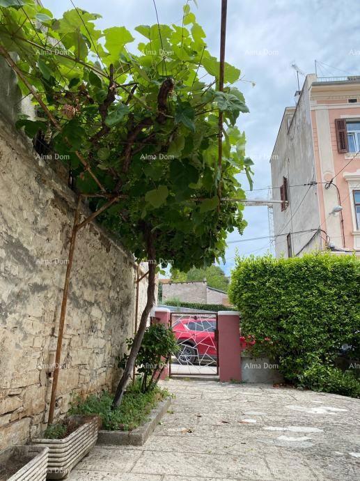 Pola! Metà della casa con garage e cortile al centro