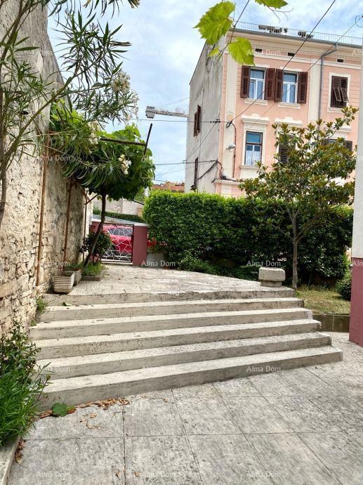 Pola! Metà della casa con garage e cortile al centro