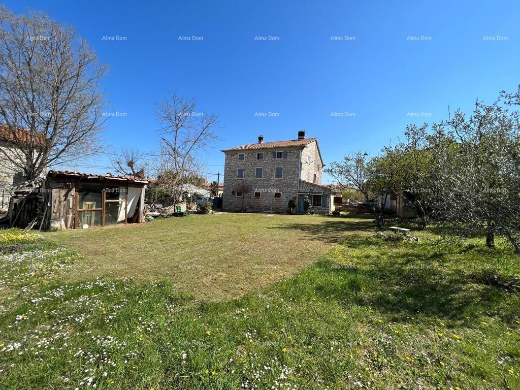 Una bella casa in pietra a dieci chilometri dal centro di Parenzo.