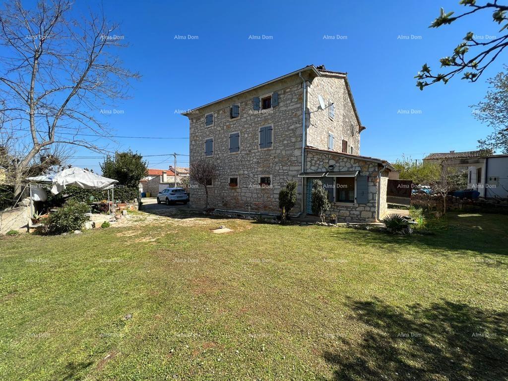 Una bella casa in pietra a dieci chilometri dal centro di Parenzo.