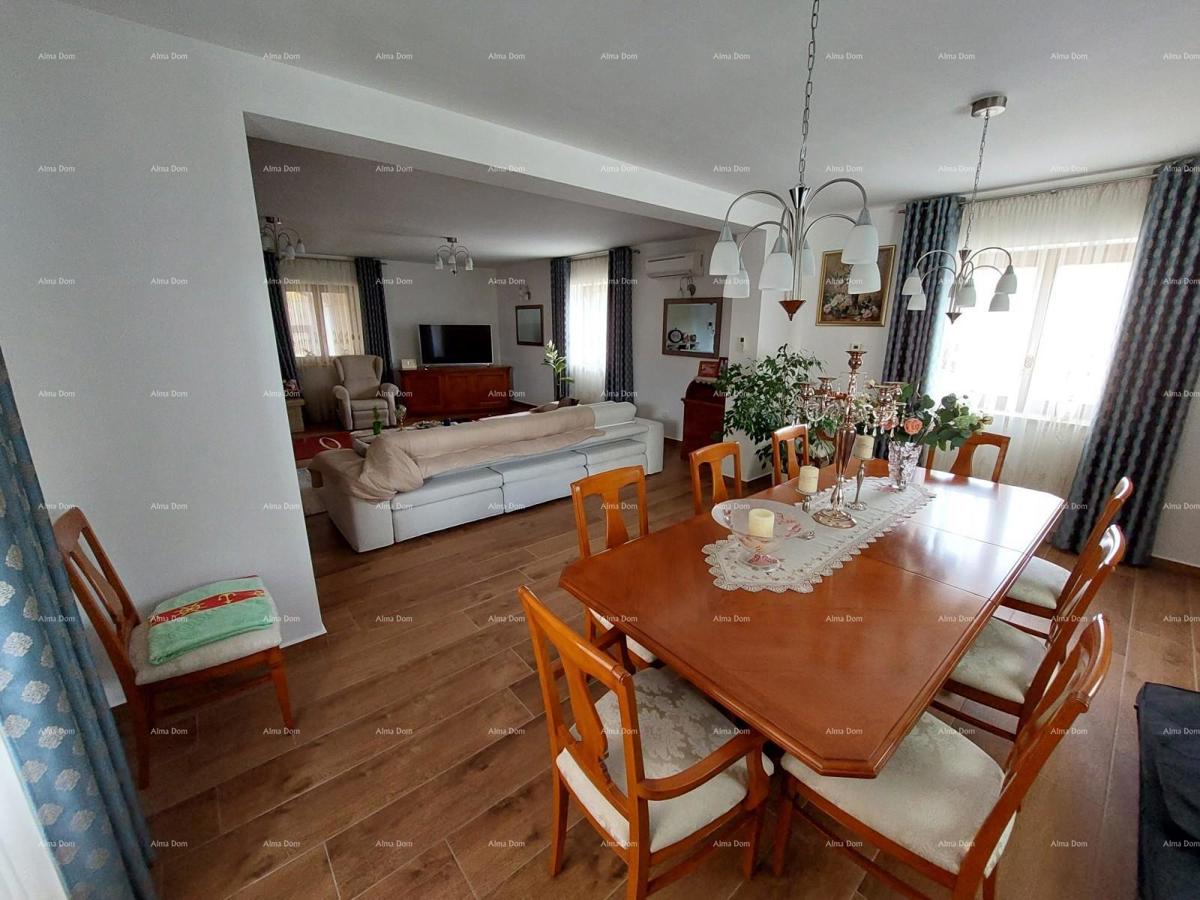 Casa moderna con due appartamenti, piscina coperta e ampio cortile