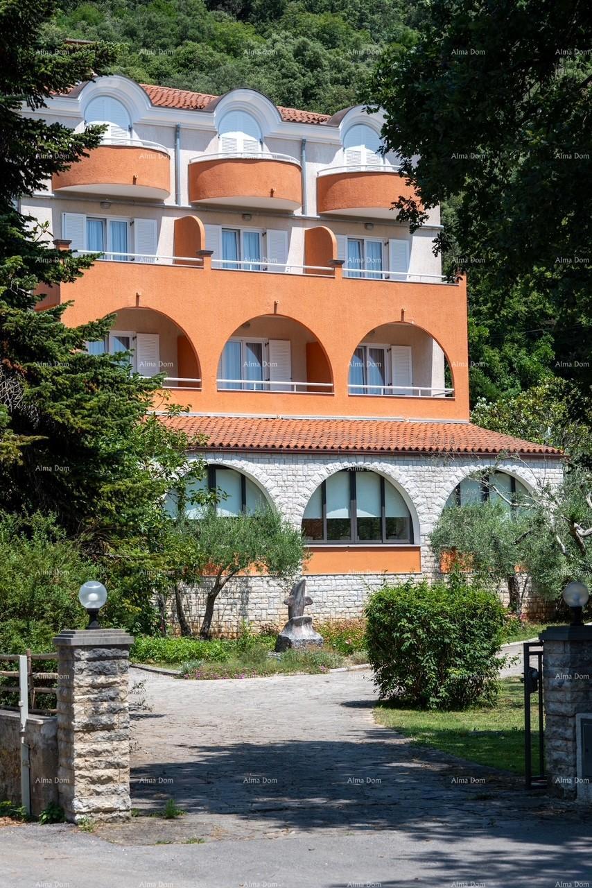Investimento da sogno: affascinante hotel a Krnica, a 200 m dal mare