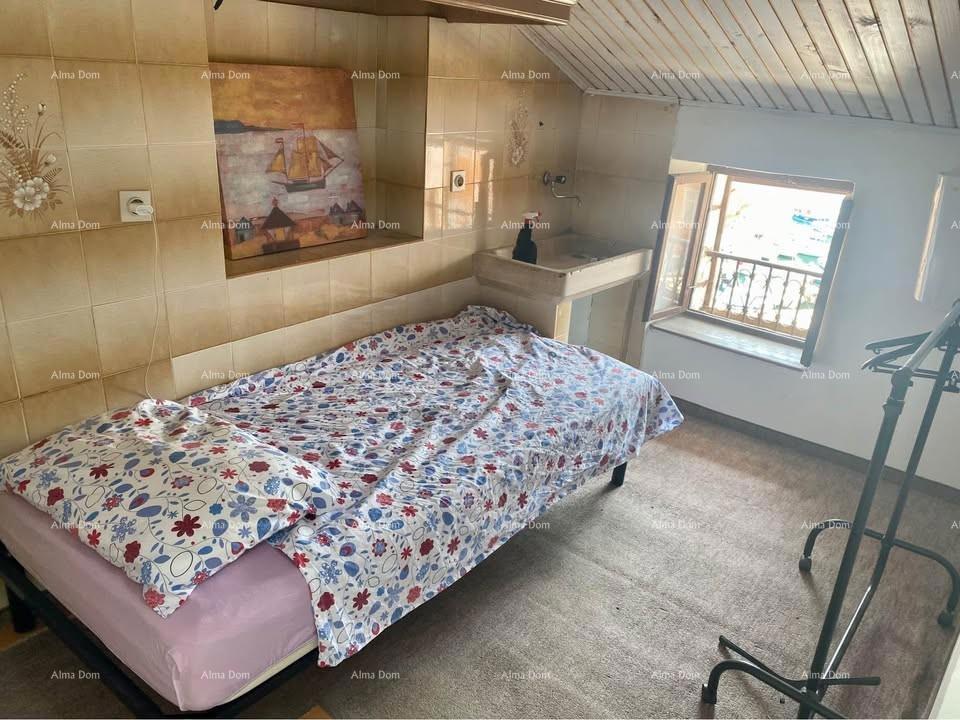 Vendo appartamento su due piani con vista sul porto di Rovigno e sull'isola di Caterina.