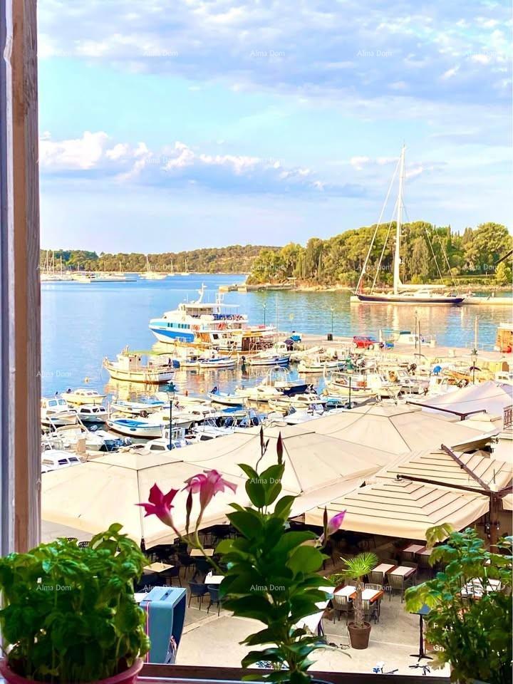 Vendo appartamento su due piani con vista sul porto di Rovigno e sull'isola di Caterina.