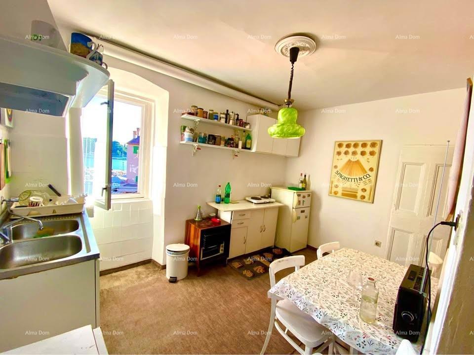 Vendo appartamento su due piani con vista sul porto di Rovigno e sull'isola di Caterina.