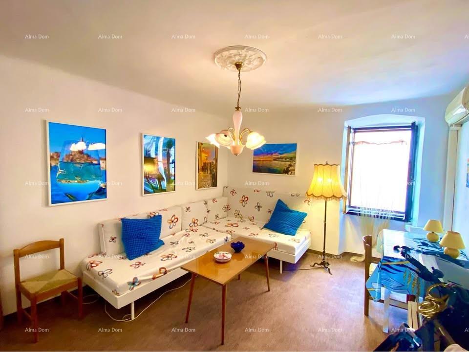 Vendo appartamento su due piani con vista sul porto di Rovigno e sull'isola di Caterina.