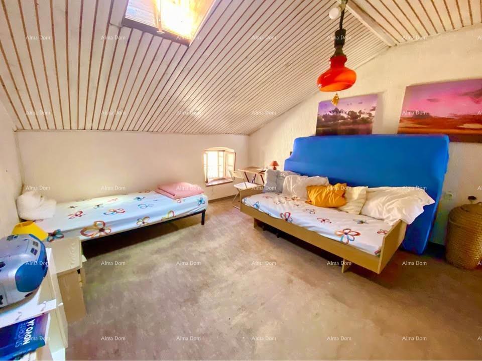 Vendo appartamento su due piani con vista sul porto di Rovigno e sull'isola di Caterina.