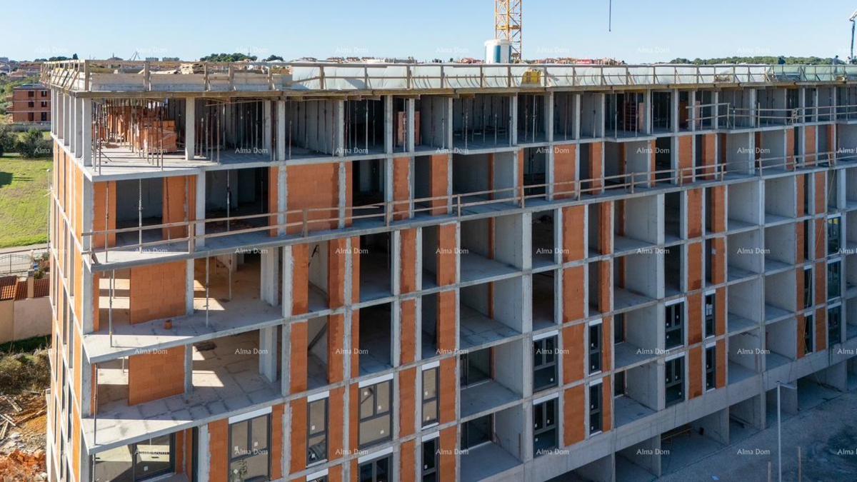 Edificio residenziale moderno con ascensore, vicino al centro. Pula! Appartamento con posto auto e cantina!