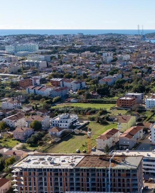 Edificio residenziale moderno con ascensore, vicino al centro. Pula! Appartamento con posto auto e cantina!
