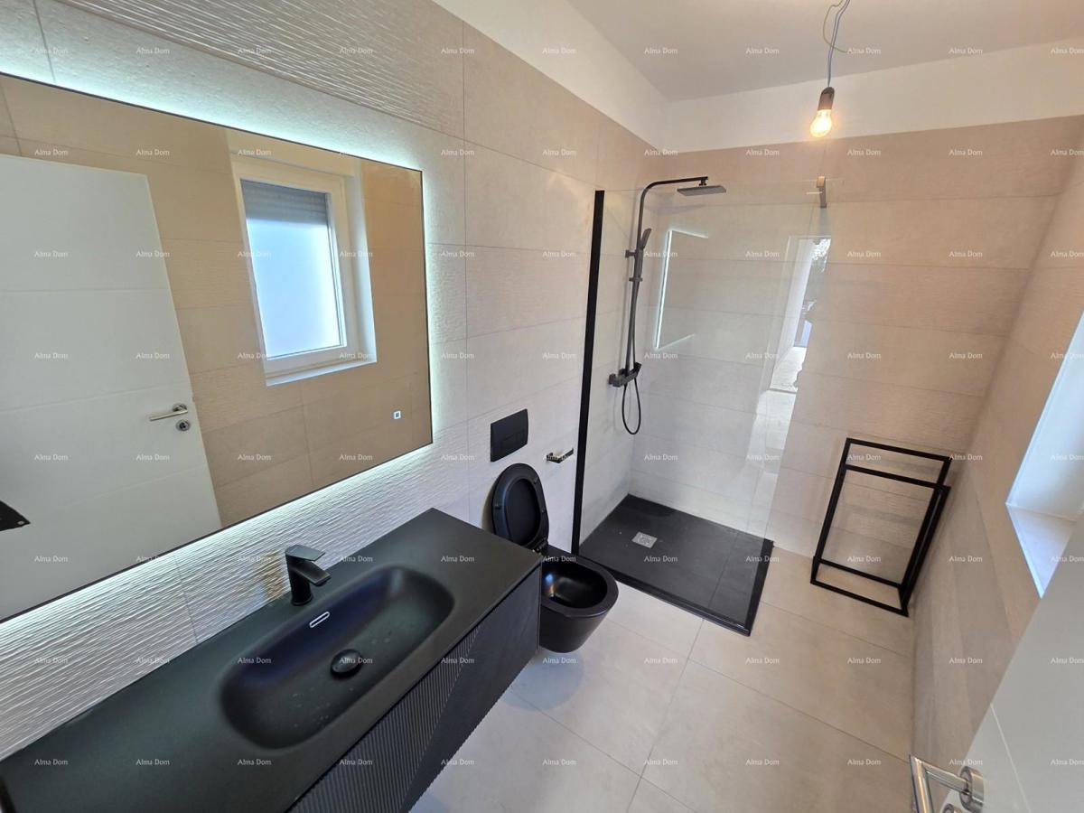 1 km daleko od centra Medulina. In vendita nuova casa con piscina in ottima posizione, vicino al mare!