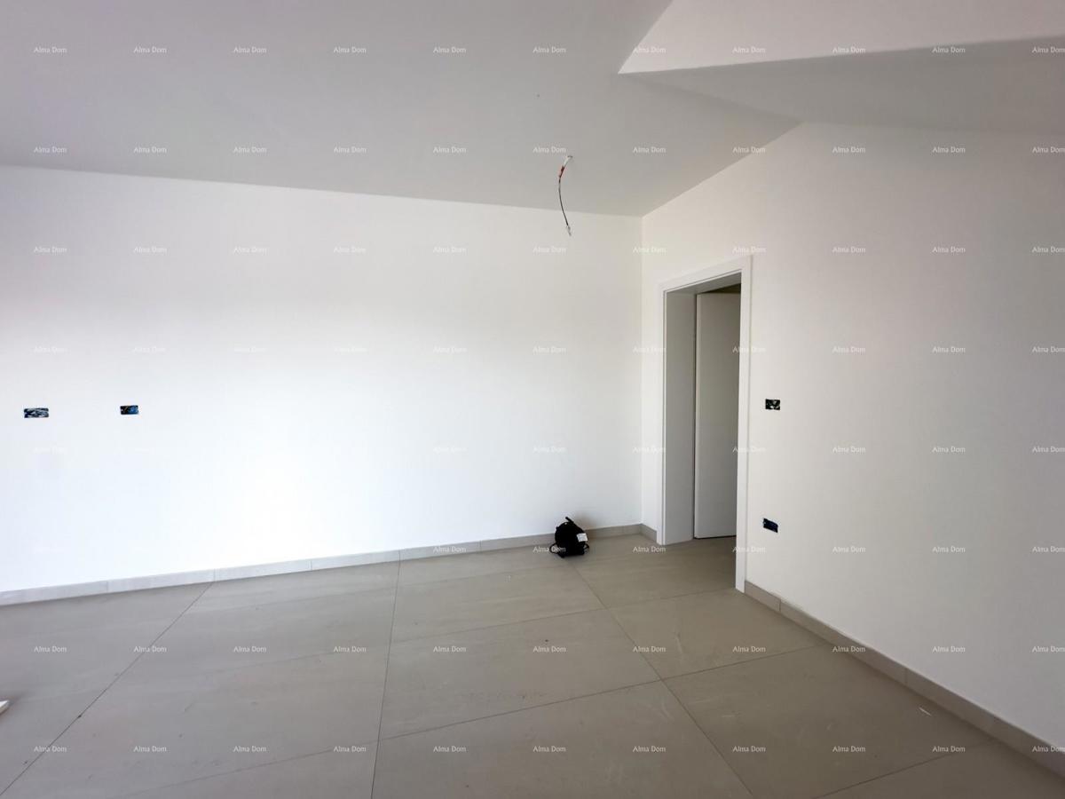 1 km daleko od centra Medulina. In vendita nuova casa con piscina in ottima posizione, vicino al mare!