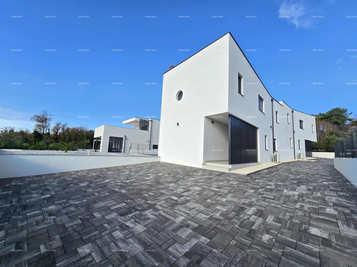 1 km daleko od centra Medulina. In vendita nuova casa con piscina in ottima posizione, vicino al mare!