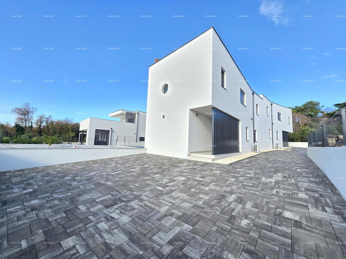 1 km daleko od centra Medulina. In vendita nuova casa con piscina in ottima posizione, vicino al mare!