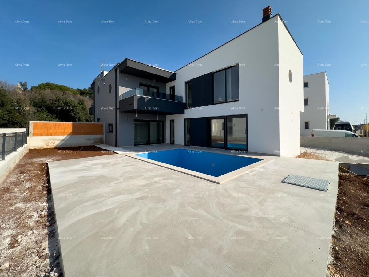 1 km daleko od centra Medulina. In vendita nuova casa con piscina in ottima posizione, vicino al mare!