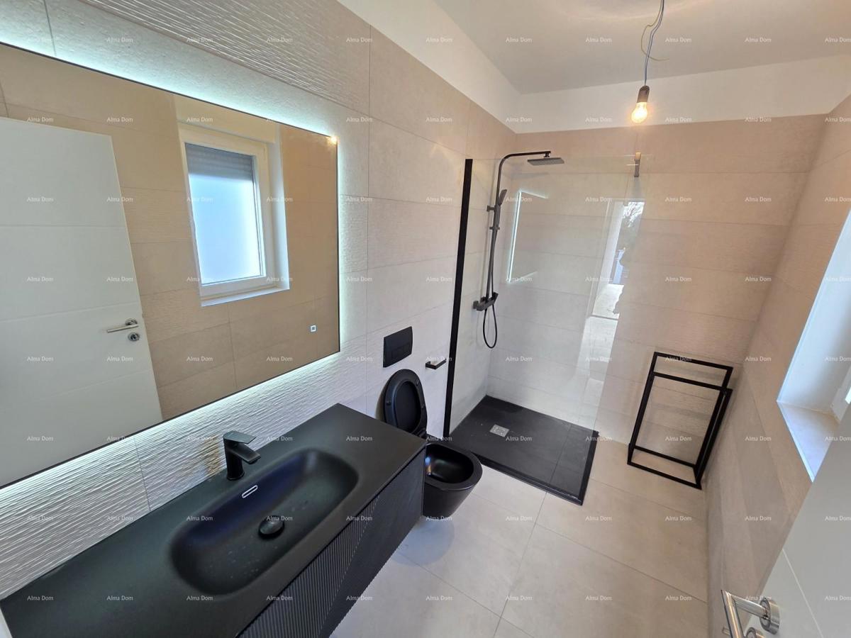 1 km daleko od centra Medulina. In vendita nuova casa con piscina in ottima posizione, vicino al mare!