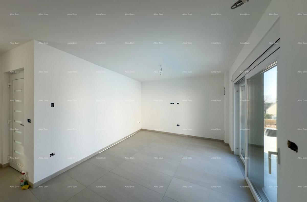 1 km daleko od centra Medulina. In vendita nuova casa con piscina in ottima posizione, vicino al mare!