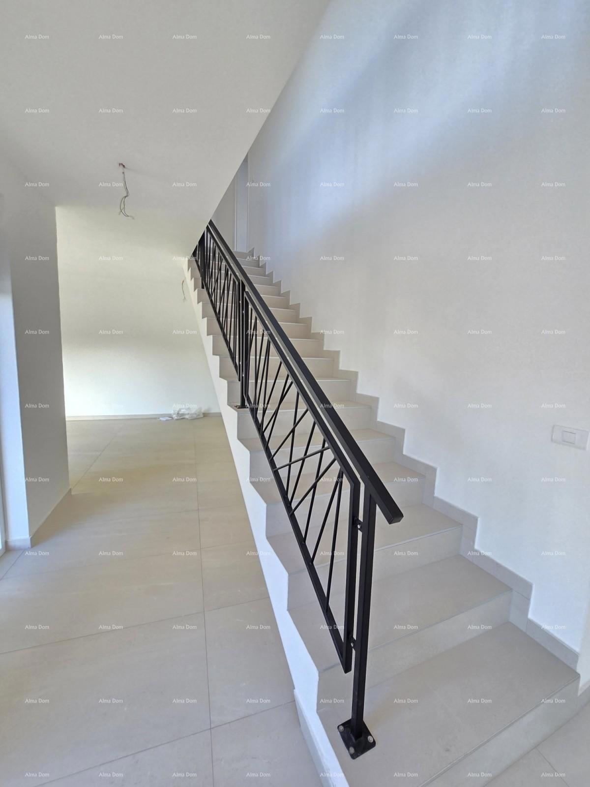 1 km daleko od centra Medulina. In vendita nuova casa con piscina in ottima posizione, vicino al mare!