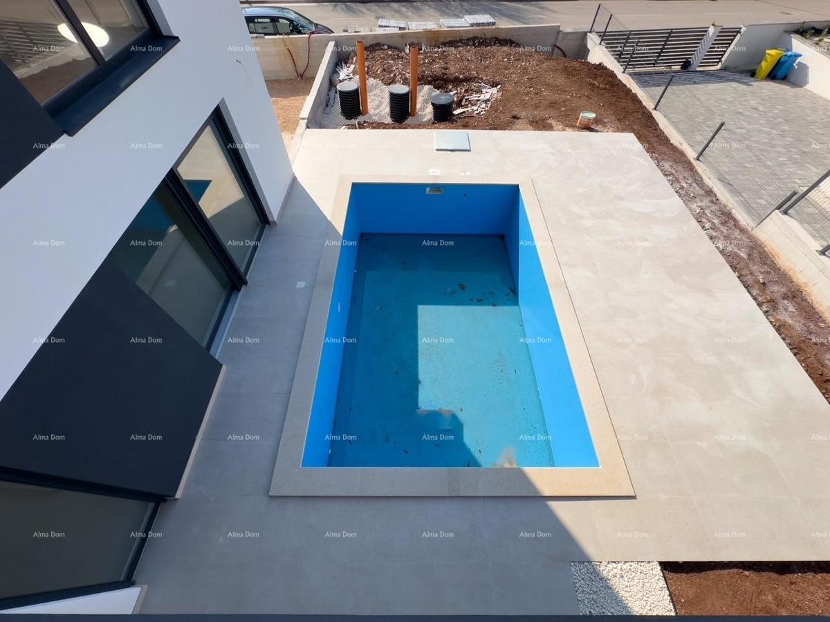 1 km daleko od centra Medulina. In vendita nuova casa con piscina in ottima posizione, vicino al mare!