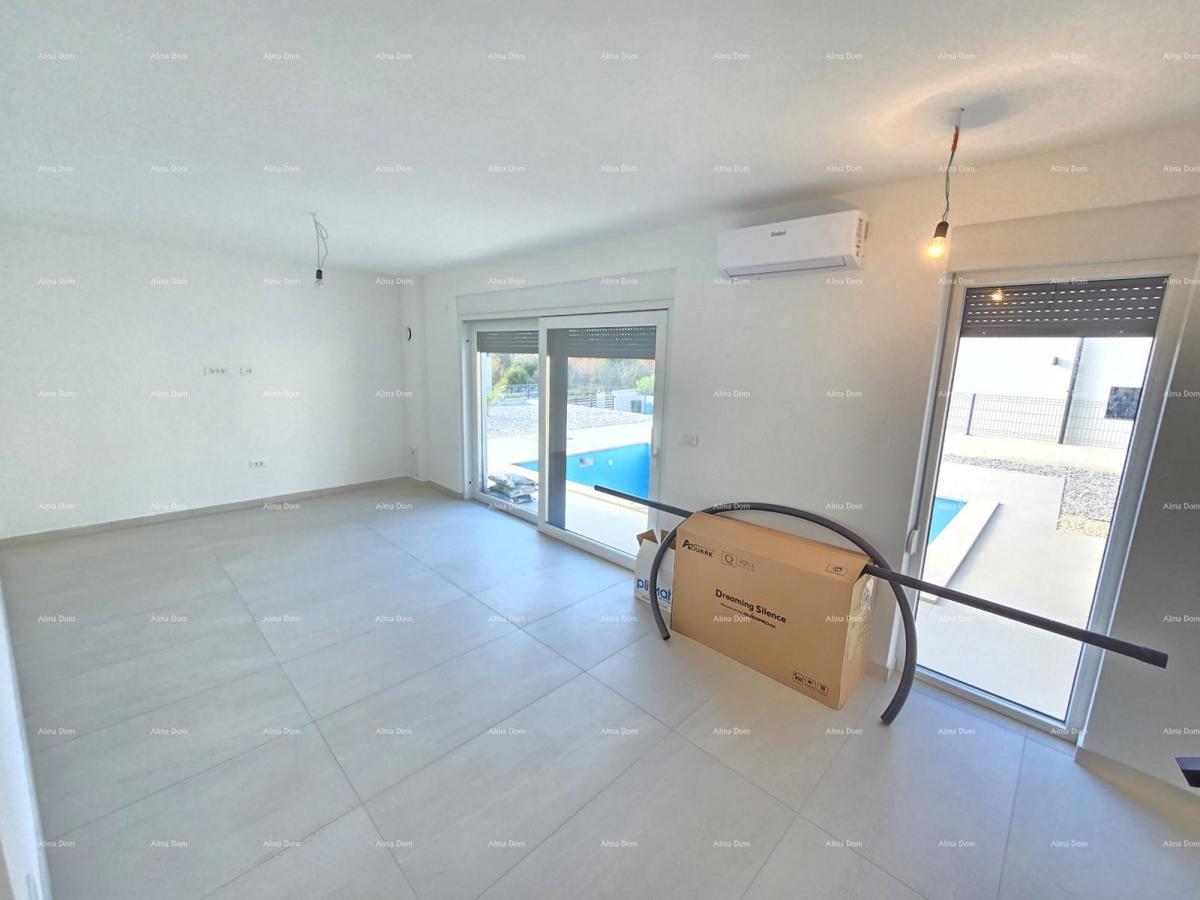 1 km daleko od centra Medulina. In vendita nuova casa con piscina in ottima posizione, vicino al mare!