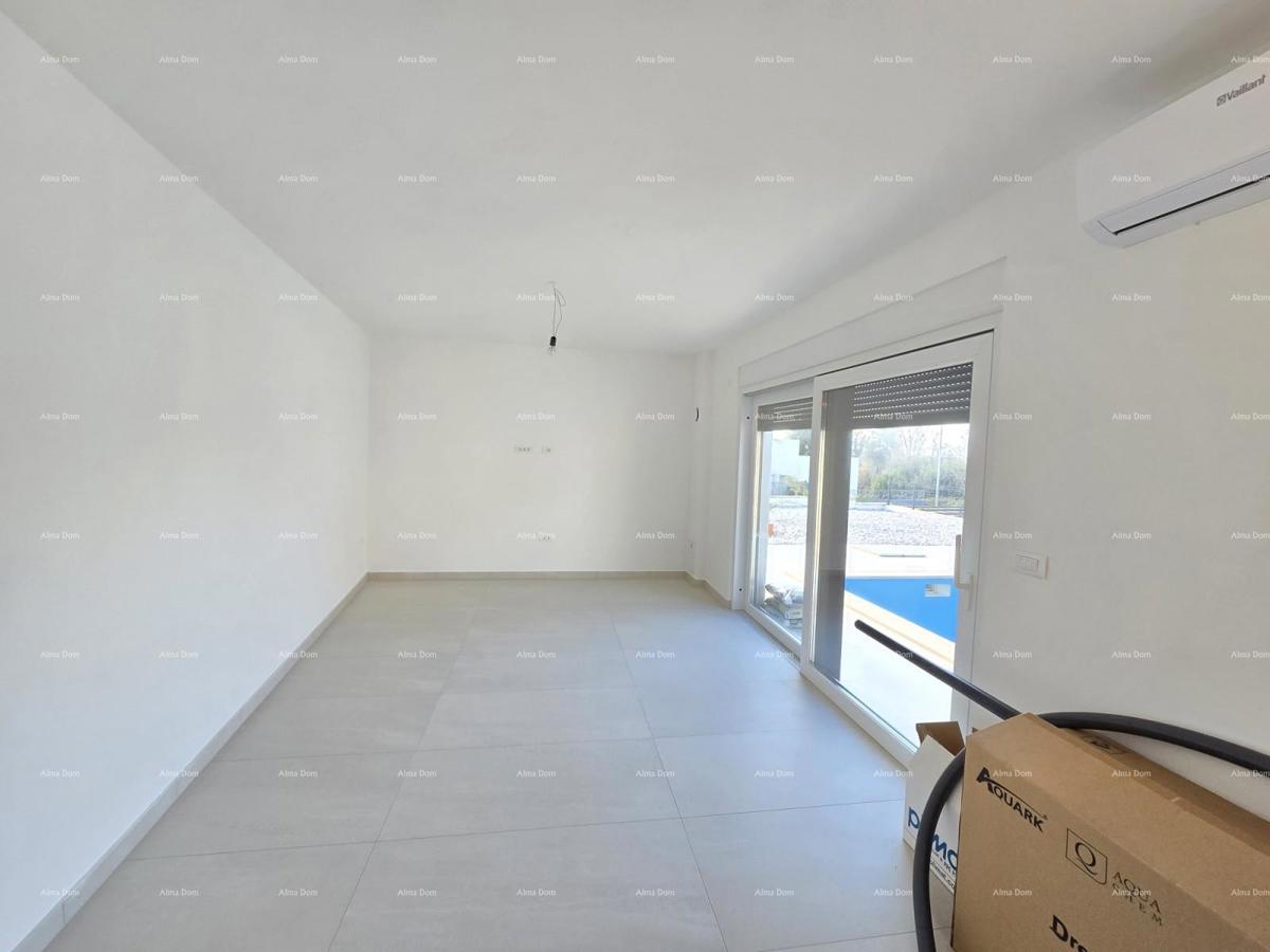 1 km daleko od centra Medulina. In vendita nuova casa con piscina in ottima posizione, vicino al mare!