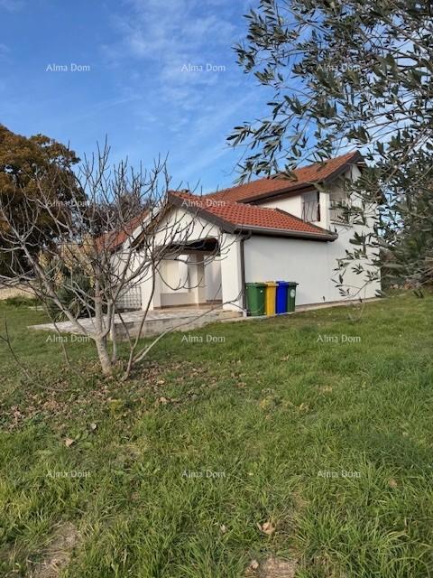 Vendita - Casa indipendente su un bel e curato giardino, Kaštel!