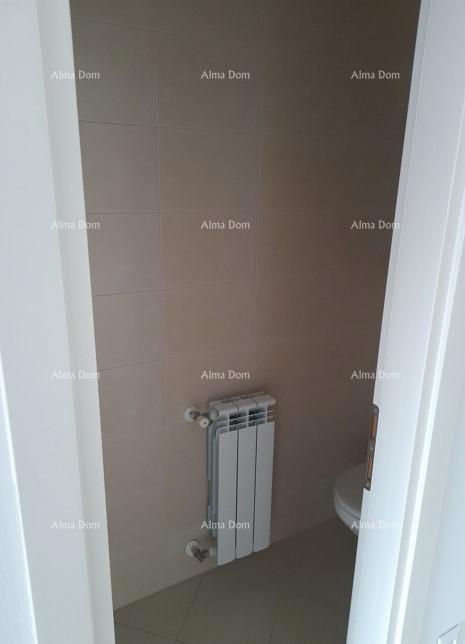 Posizione centrale! Vendita di un appartamento con posto auto in garage nelle immediate vicinanze del centro città, Pola!