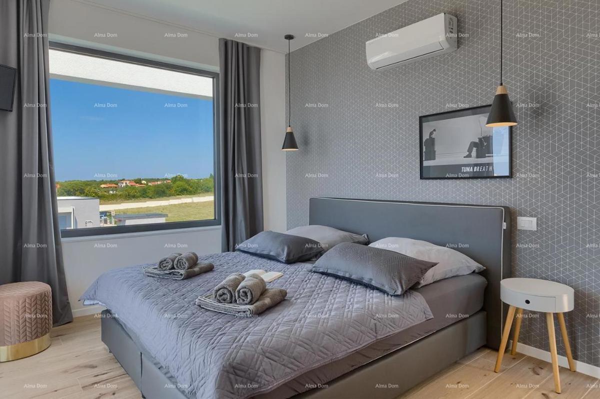 Pula Galižana. Villa con piscina, cucina all'aperto e vista mare.