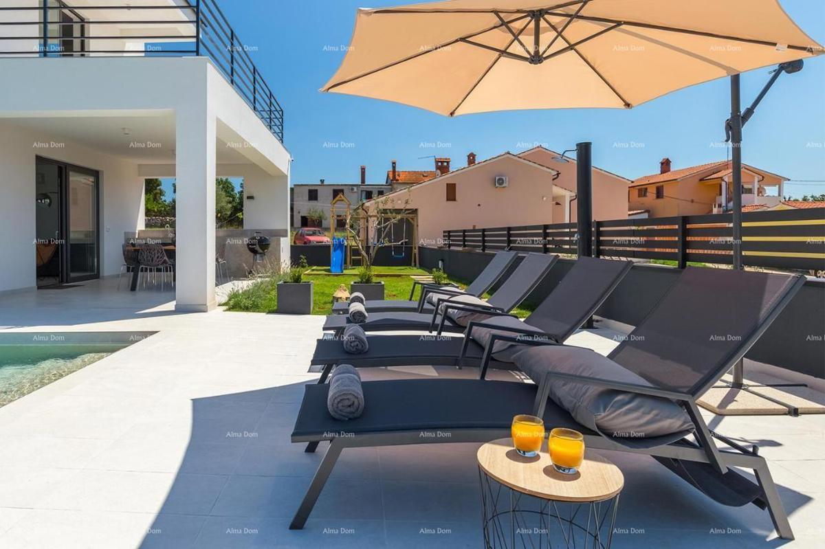 Pula Galižana. Villa con piscina, cucina all'aperto e vista mare.