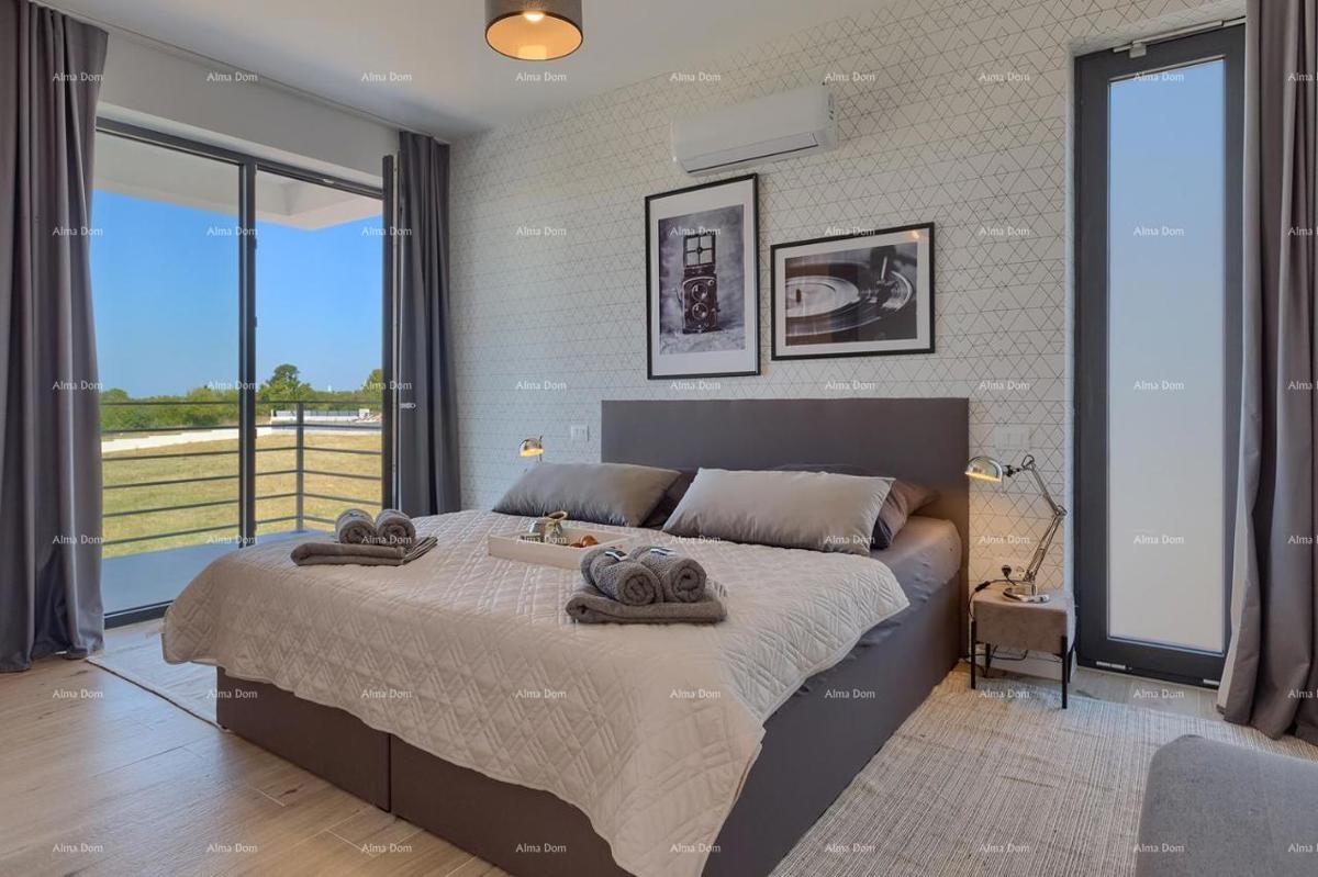 Pula Galižana. Villa con piscina, cucina all'aperto e vista mare.