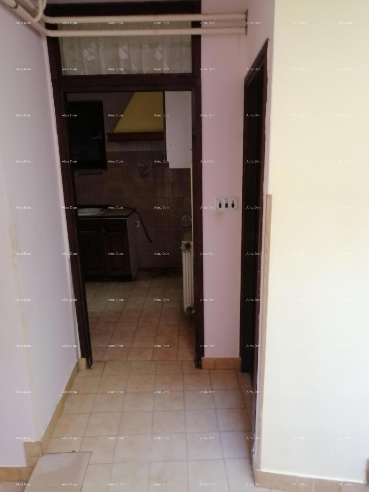 Casa nel centro di Marčana con un giardino.