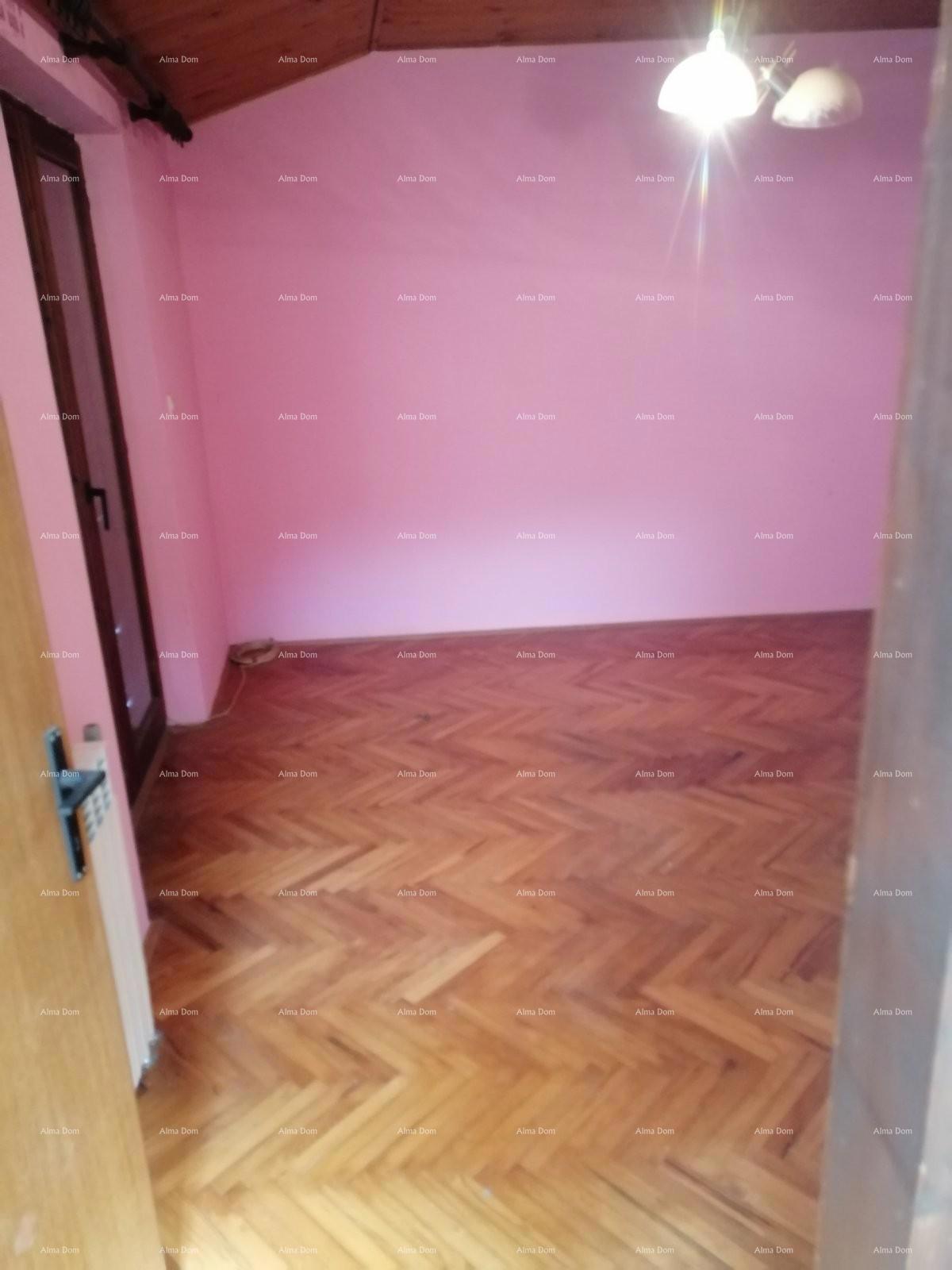 Casa nel centro di Marčana con un giardino.