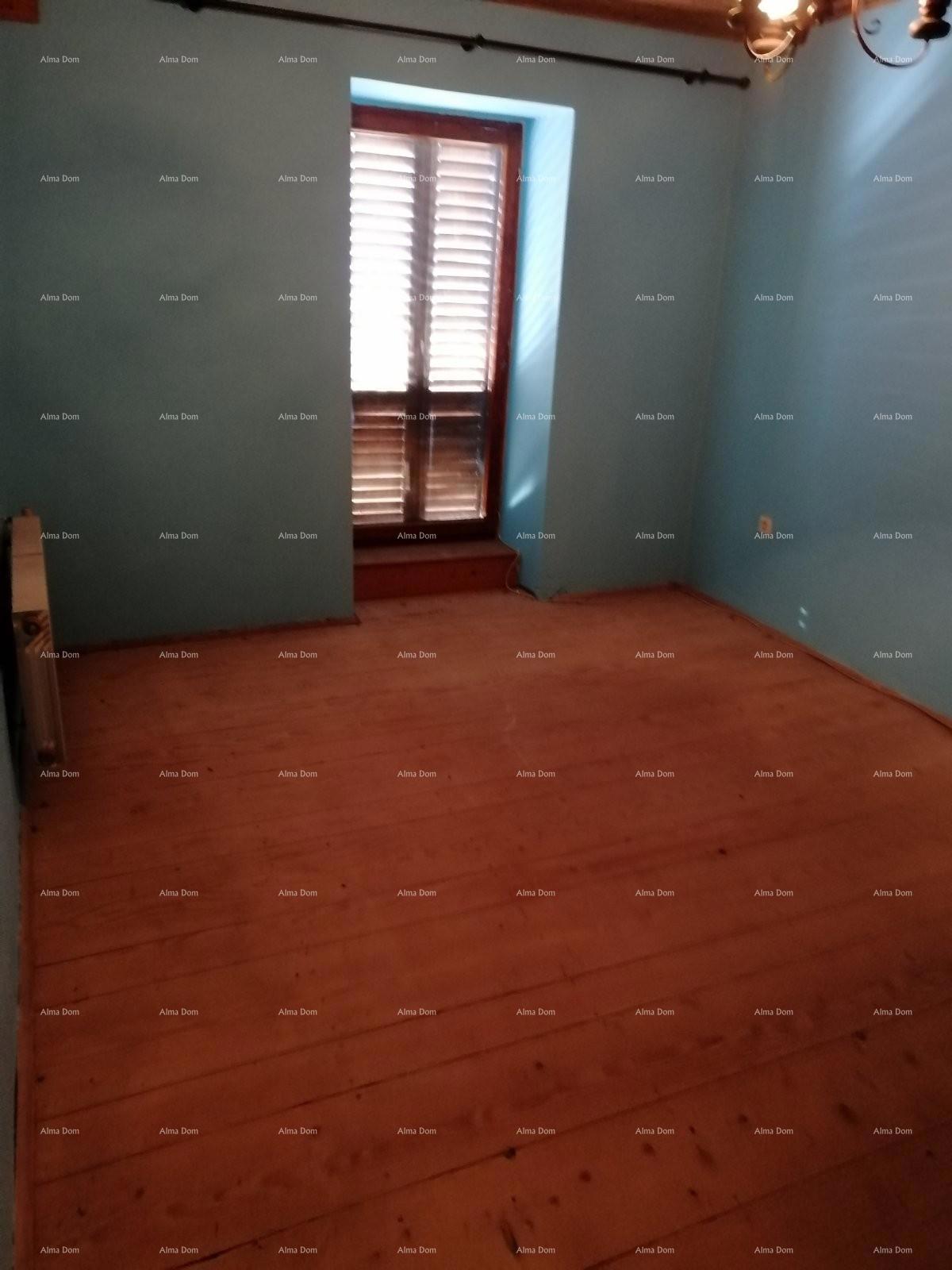 Casa nel centro di Marčana con un giardino.