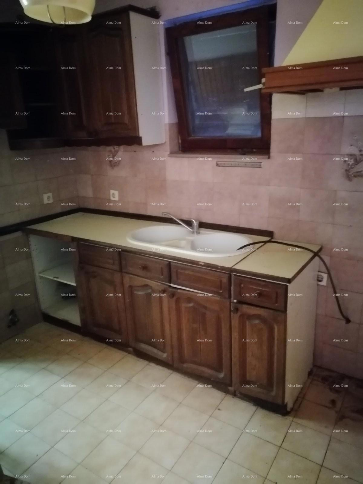 Casa nel centro di Marčana con un giardino.