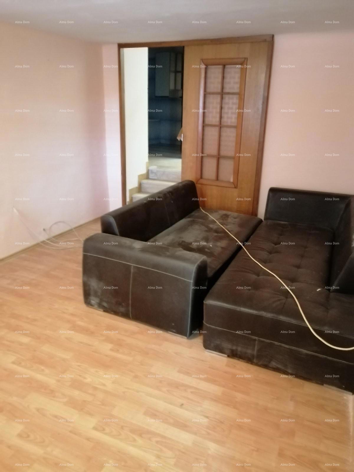 Casa nel centro di Marčana con un giardino.