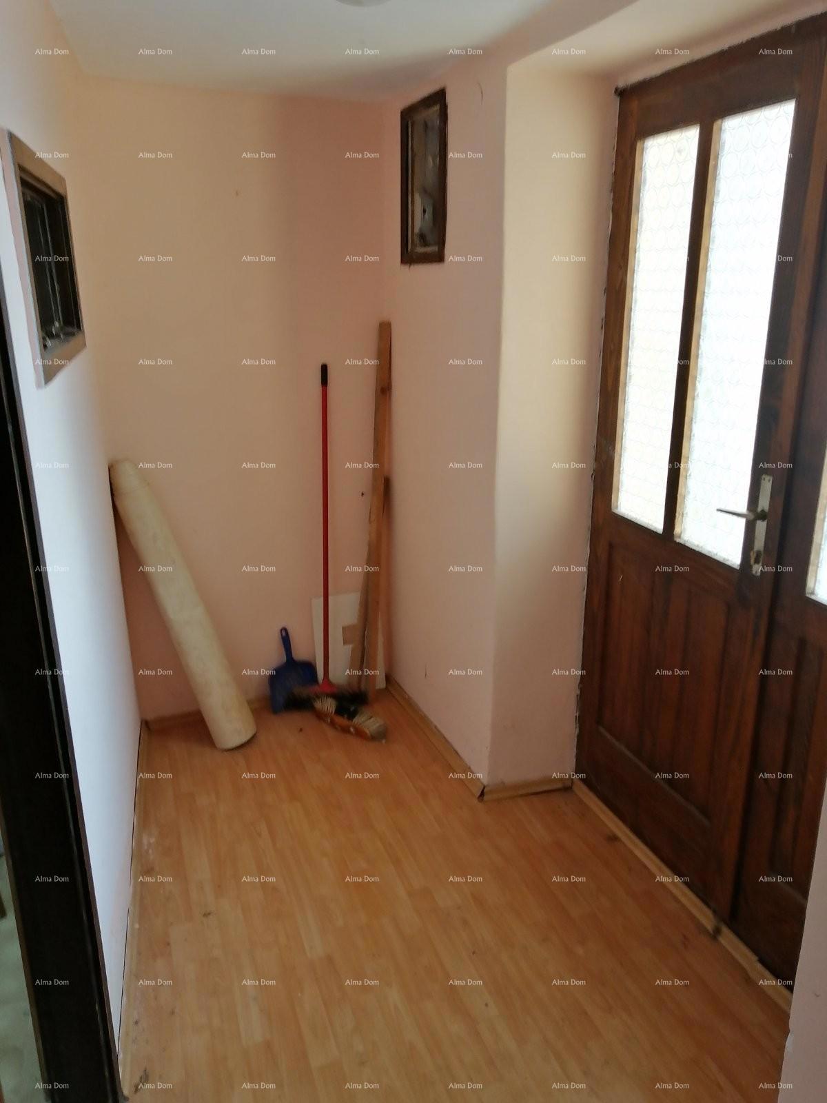 Casa nel centro di Marčana con un giardino.